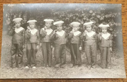 CPA CARTE PHOTO Groupe D'enfant En Tenue De La MARINE Jeune Marin - Photos