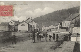 70 RADDON En 1907 Rue De La GARE - Attroupement Près Du Café De La Gare - Autres Communes