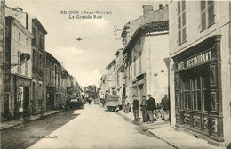 Dép 79 - Brioux Sur Boutonne - La Grande Rue - Café Restaurant à Droite - Bon état Général - Brioux Sur Boutonne