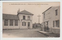 HAUTE GOULAINE - LOIRE ATLANTIQUE - L'ECOLE ET LA CROIX DANS LE HAUT DU BOURG - Haute-Goulaine