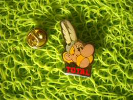 7941      PINS  Pin's   ASTERIX      Gaulois    (Carburants Total) - Fumetti