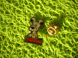 7943      PINS  Pin's   IDEFIX  Chien  Gaulois    (Carburants Total) - Cómics