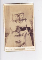 CZECH  --  ZNAIM, ZNOJMO   -  CABINET PHOTO, CDV  -. GIRLS IN TRACHTEN  - PHOTO: GEORG FISCHER  --  16,8 Cm   X 11 - Antiche (ante 1900)