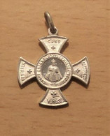 Petite Médaille Du Saint Enfant Jésus De Prague En Forme De Croix - Religion & Esotérisme
