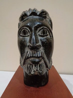 Escultura. Busto De Hombre Con Barba. Jesucristo. De Piedra Negra. - Autres & Non Classés