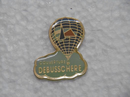 Pin's - Montgolfière Couverture DEBUSSCHERE - Pin Badge Publicité - Luchtballons