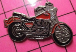 411f Pin's Pins / Beau Et Rare / THEME : MOTOS / GROSSE ROUTIERE ROUGE ET NOIRE PEUT ETRE HARLEY - Motos