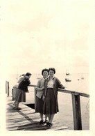 ILE De NOIRMOUTIER  -  Lot De 6 Clichés D'un Groupe De Femmes Sur Le Débarcadère En 1956  -  Voir Description - Ile De Noirmoutier