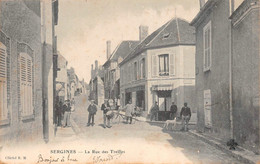 ¤¤  -    SERGINES    -   La Rue Des Treilles   -  Le Tambour De Ville      -  ¤¤ - Sergines