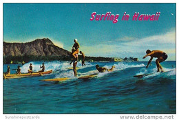 Surfing At The Beach Of Waikiki Hawaii - Water-skiing