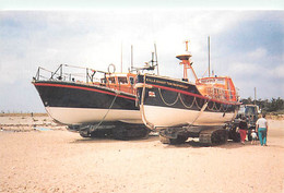 Bateaux - Bateaux De Sauvetage - Lifeboat - Old And New - Photography By Clifford Golding - CPM - Carte Neuve - Voir Sca - Other