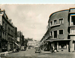 Le Quesnoy * La Rue Casimir Fournier * Automobile Voiture Ancienne * Commerces Magasins - Le Quesnoy