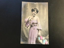 Belle Demoiselle Robe Lilas Et Coiffure Sophistiquée - 1907 Timbrée - Silhouettes