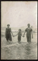 Carte Photo - Souvenir D'Ostende - Famille Les Pieds Dans L'eau - Voir Scans - Oostende