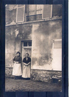 Carte Photo. 2 Femmes Devant Une Recette Buraliste - Photos