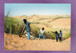 MAURITANIE Sortie De Nouakchott Les Vents De Sable Sont Omni Présents L'homme Défie Le Désert Pour Survivre Ed SOS SAHEL - Mauretanien