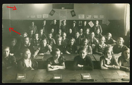 Orig. Foto AK Um 1937 Schulklasse, Mädels Mit Langen Zöpfen, Im Hintergrund Festschmuck, Hakenkreuz Fahnen, Sprüche - Leipzig