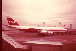 ROISSY - Lot De 2 Clichés D'Avions Sur L'Aéroport De " CHARLES DE GAULLE " En 1976 Et 80  - Aviation - Voir Description - Roissy En France