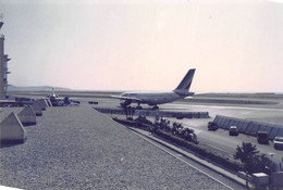 NICE  -  Lot De 2 Clichés D'Avions Sur L'Aéroport   -   Aviation   -   Voir Description - Transport (air) - Airport