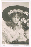 Femme  Woman Actrice Doris Stocker Chapeau  CPA  Dos  Divisé  Photo    A Pas Voyagé  Printed In England - Famous People