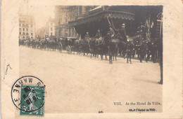 At The Hotel De Ville - Défilé - Cavalerie En Uniforme Et Calèches - Dos Non Divisé - Manovre