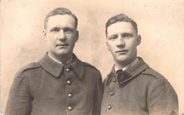 Carte Photo De Frères Soldats - Militaires En Uniformes - Oorlog 1914-18