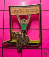 313H Pin's Pins / Beau Et Rare / THEME : SPORTS / CYCLISME COURSE MAILLOT VERT CYCLES J RICHARD - Cyclisme