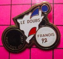 313H Pin's Pins / Beau Et Rare / THEME : SPORTS / CYCLISME CHALLENGE DES ELUS LE DOUBS FRANOIS 92 - Cyclisme
