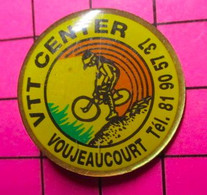 313H Pin's Pins / Beau Et Rare / THEME : SPORTS / CYCLISME VTT CENTER VOUJEAUCOURT DOUBS FRANCHE-COMTE - Cyclisme