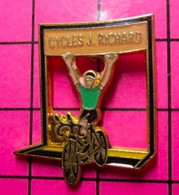 313H Pin's Pins / Beau Et Rare / THEME : SPORTS / CYCLISME CYCLES J RICHARD MAILLOT VERT - Cyclisme