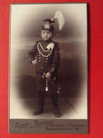 Foto CDV Kindersoldat In Uniform Helm Mit Federbusch Säbel Atelier Albert Fröhlich Altona Ottensen Ca. 1900 - Divise
