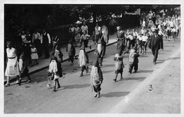 Fest In Einem Dorf In Der Deutschschweiz  Kinderspiele Parade Von Als Zwerge Verkleideten Kindern - Dorf