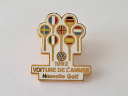 PINS  AUTOMOBILE VOLKSWAGEN 1992 Voiture De L' Année Nouvelle GOLF / Signé Jacobi / 33NAT - Volkswagen