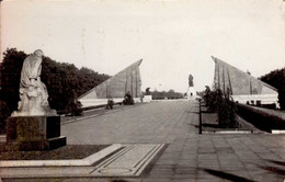 BERLIN-TREPTOW    ( ALLEMAGNE )      SOWJETISCHES EHRENMAL . PHOTO - Treptow