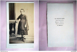 PHOTO CDV 19 EME JEUNE FILLE ELEGANTE ROBE MODE   Cabinet POTTIER  A ST MALO - Ancianas (antes De 1900)