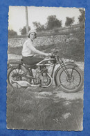 Carte Photo Jeune Femme Avec Béret Sur Une Moto Ou Un Gros Velo Solex - Cylindrée Et Marque à Identifier - Motos