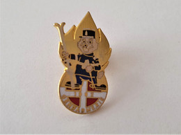 PINS MILITARIA / GENDARMERIE 1992 SKI / Doré  / 33NAT - Militaria