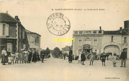 85 Ste Hermine, Route De La Roche, Belle Animation, Café De La Gare ..., Visuel Pas Courant - Sainte Hermine