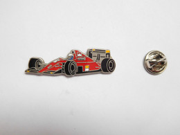 Superbe Pin's En Zamac , Auto F1 Ferrari , Signé Locomobile - Ferrari