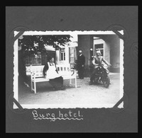 Delcampe - Orig. Foto 1938 Innenhof Des Burghotel Grimma, Bank, Köchin Und Page ? Motorrad Fahrer - Grimma
