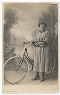 759 - Jeune Dame à Vélo (photo) - Donne