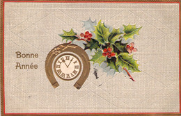 Bonne Année - Fer A Cheval Horloge Doré Et Houx En Relief - Oblitéré En 1907 - New Year