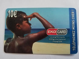 ST MARTIN ECO CARD  €10,- Local Metropole Boy On Beach /  BLEU BACKSIDE   ** 6713 ** - Antillas (Francesas)