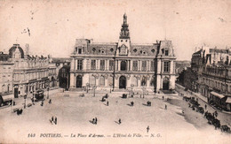 8152  POITIERS   LA PLACE D ARMES L HOTEL DE VILLE           (scan Recto-verso) 86 Vienne - Poitiers