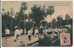 CPA Rare CAMBODGE Visite De S.M Sisowath Aux Ruines D'Anglor Le Cortège Royal Le Roi En Chaise à Porteurs + Timbre - Kambodscha