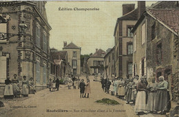 HAUTVILLERS 51   / Edition Champenoise  /  Rue D'En-Haut Allant à La Fontaine    (CPA D'aspect Toilée, En Couleurs 1908) - Autres Communes