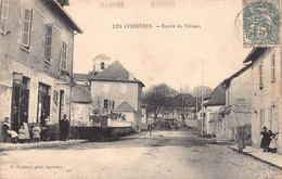 38 - ISERE - LES AVENIERES - 10050 -entrée Du Village -vue Sur Bijouterie J.Burillon - Café - Les Avenières