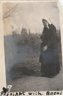 Photo 1918-1919 En Bretagne ?? - Paysanne Avec Son Pain (A234, Ww1, Wk 1) - Europa