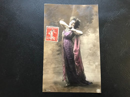 753/9 - Diva En Superbe Robe Violette - 1913 Timbrée - Silhouettes