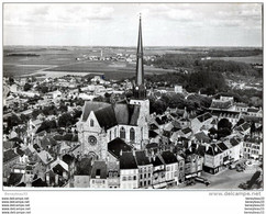 CPSM (Réf :F762) EN AVION AU-DESSUS DE PITHIVIERS (45 LOIRET) Place Du Martroi - L'Église (animée,voitures Anciennesl) - Pithiviers